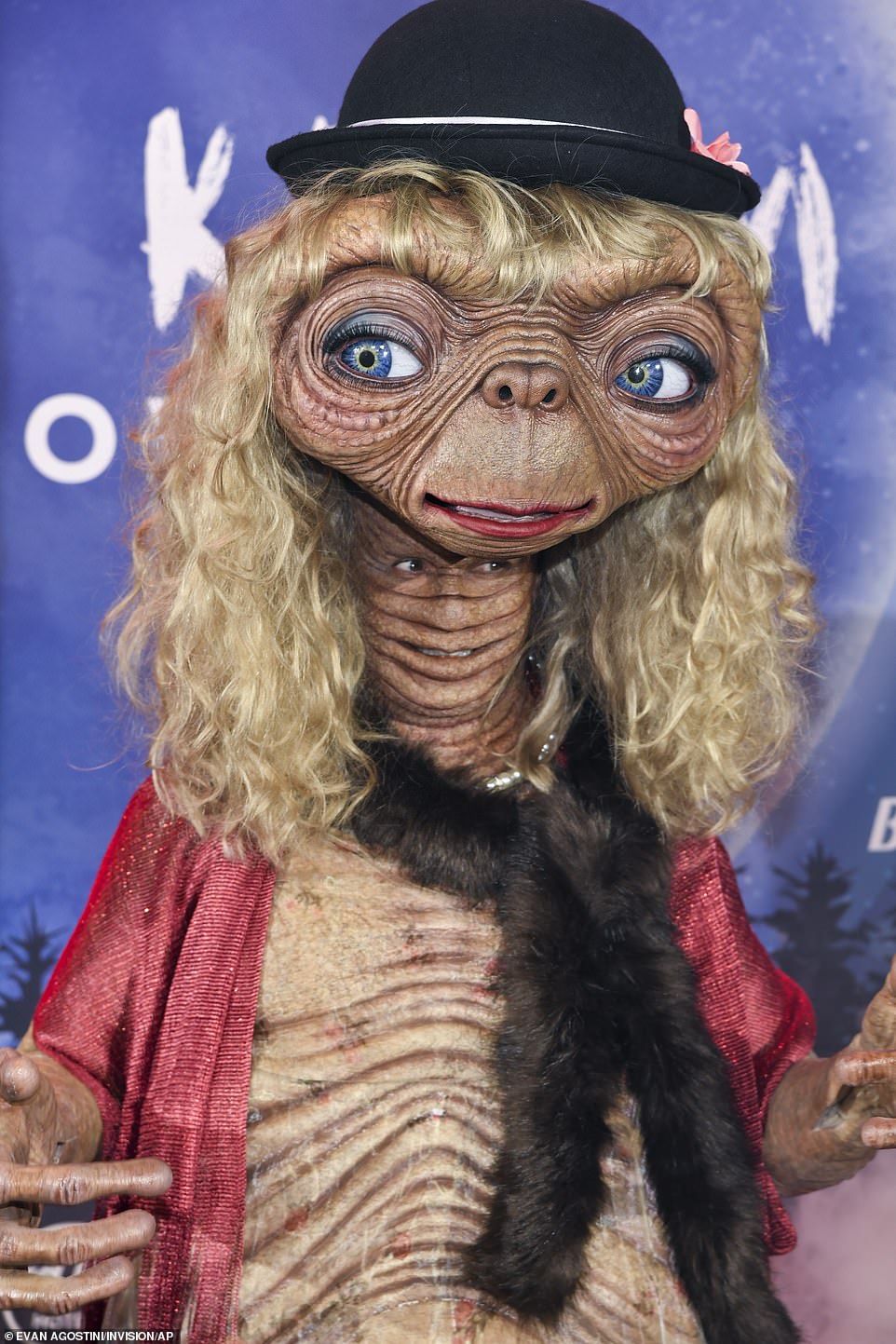 Additionally, from the cult classic movie, Klum's version of E.T. was also wearing a scarlet red shawl and was sporting dramatic makeup