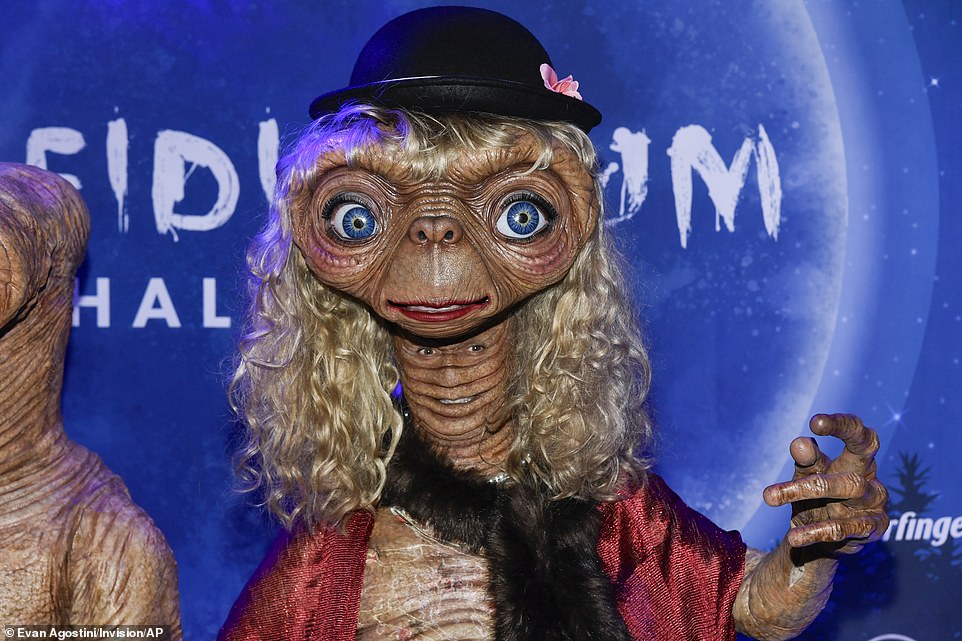 The mechanics of the costume allowed E.T.'s eyes to flutter and mouth to smile as Klum's did too from the behind the prosthetics