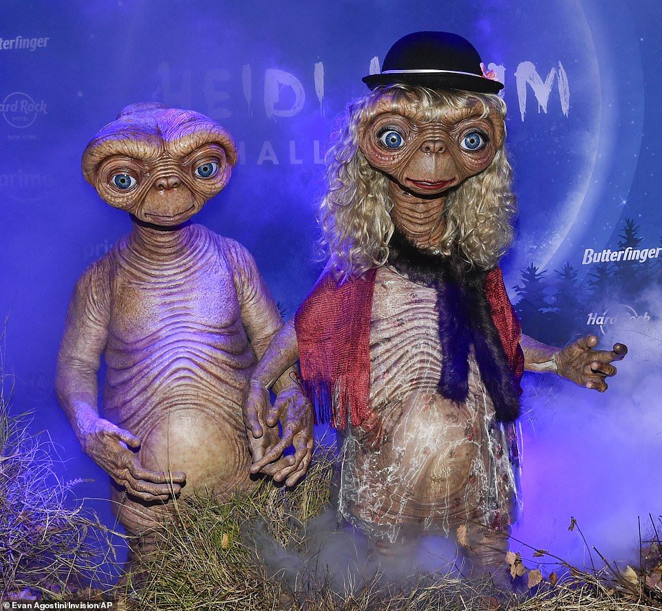 The 'outerworldly' couple also made their grand entrance with their alien fingers intertwined