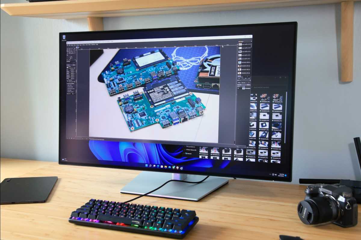  Dell U3223QE monitor