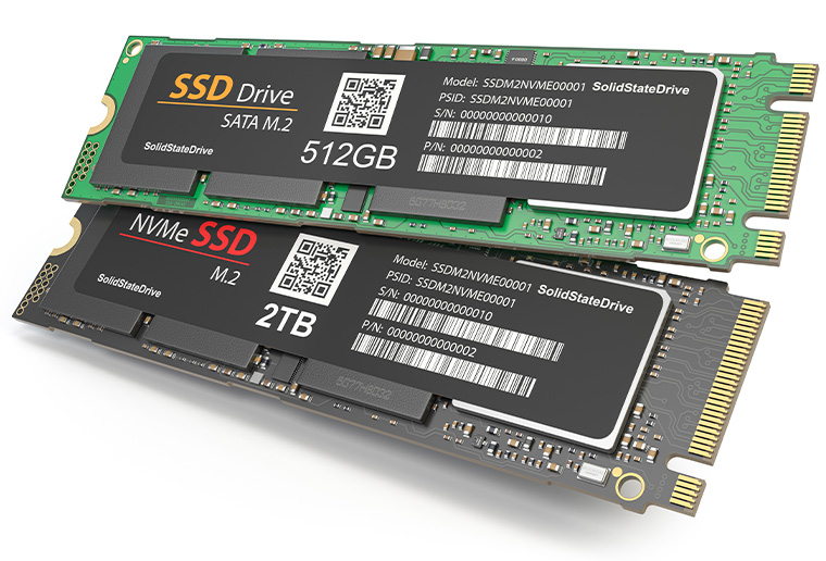 Zwei SSD-Karten im Vergleich. Eine SATA SSD mit 2 Einkerbungen bei der Kontaktstelle und eine NVMe SSD mit nur einer Einkerbung.